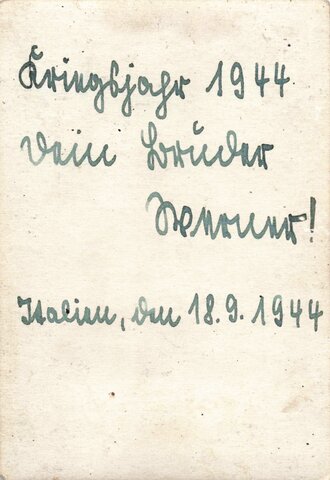 Studioaufnahme eines Angehörigen des Heeres mit Tropenfeldmütze, Rückseitig beschriftet "Italien 1944", Maße 6 x 8 cm