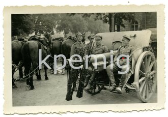 Angehörige der Reichswehr auf ihrer Feldhaubitze...