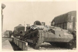 Angehöriger des Heeres in einem Kettenschlepper Renault UE sitzend bei der Bahnverladung, Maße 6 x 9 cm