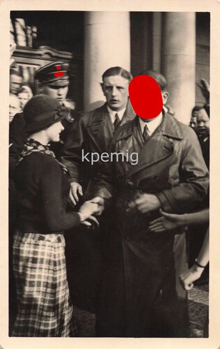 Frau von Oppen schüttelt Adolf Hitler die Hand, Heidelberg März 1935, Maße 9 x 13 cm
