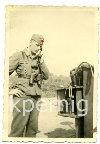 Angehöriger der Luftwaffe an Feldfernsprecher, Maße 6 x...