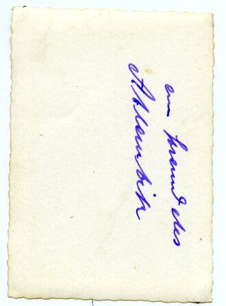 Angehöriger der Luftwaffe an einem gefundenen Zusatztank, Maße 6 x 9 cm