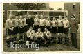 Angehöriger des NSRL bei einer Gruppenaufnahme mit einer Fußballmanschaft, Maße 9 x 14 cm