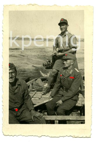 Aufnahme von Angehörigen des Heeres in Sturmboot, Maße 6 x 9 cm