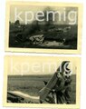 2 Aufnahmen von Angehörigen der Luftwaffe beim Besichtigen eines zerstörten Englischen Bombers, Maße 6 x 9 cm