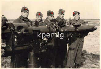 Angehörige der Luftwaffe an ihrem Entfernungsmessgerät,...