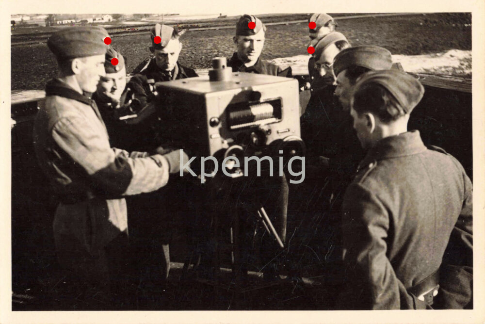 Angehörige der Luftwaffe an ihrem Flakkommandogerät, Maße 6 x 9 cm, 3