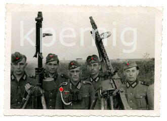 Angehörige des Heeres an ihrem Fliegerabwehr MG34,...