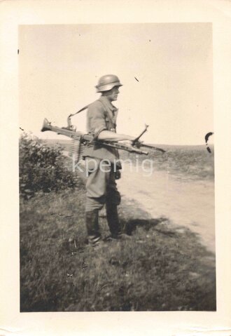 Angehöriger des Heeres mit einem MG42, Maße 6 x 9 cm