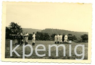 Angehörige der Wehrmacht beim Üben am Entfernungsmesser, Maße 6 x 9 cm