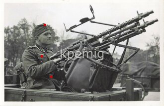 Angehöriger des Heeres an einem Zwillingsfliegerabwehr MG34, Maße 6 x 9 cm