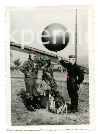 Angehörige der Luftwaffe beim steigen lassen eines Luftzielballons, Maße 7 x 10 cm