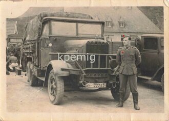 Angehöriger des Heeres vor einem LKW stehend, Maße 7 x 10 cm