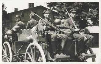 Angehörige der Reichswehr auf einem Pferdegespann sitzend, Maße 9 x 14 cm