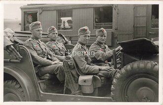 Aufnahme von Angehörigen des Heeres im PKW sitzend, Maße 9 x 14 cm