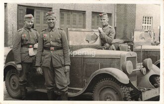 Aufnahme von Angehörigen des Heeres am PKW stehend,...