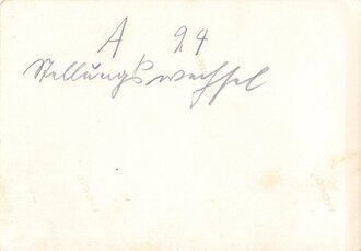 Aufnahme von Angehörigen der Luftwaffe beim Aufbau eines Beutegeschützes, Maße 7 x 10 cm