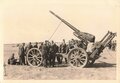 Aufnahme von Angehörigen der Luftwaffe beim Aufbau eines Beutegeschützes, Maße 7 x 10 cm