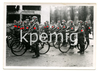 3 Aufnahmen von Angehörigen des RAD bei einer Parteiveranstaltung mit Waffen und Truppenfahrrad  angetreten, Maße 9 x 12 cm