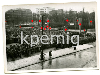 3 Aufnahmen von Angehörigen des RAD bei einer Parteiveranstaltung mit Waffen und Truppenfahrrad  angetreten, Maße 9 x 12 cm