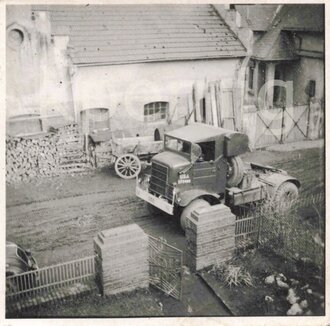 Aufnahme eines abgestellten amerikanischen LKW in einem Dorf, Maße 6 x 6 cm