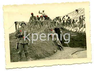 Aufnahme von Angehörigen des Heeres an einem getarnten Bunker, Maße 6 x 8 cm
