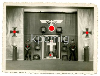 Aufnahme von Angehörigen des Heeres vor einem Ehrenmal für ihre gefallenen Kammeraden, Maße 8 x 11 cm