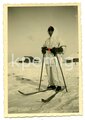 Aufnahme eines Angehörigen des Heeres in Wintertarnbekleidung auf Ski, Maße 6 x 8 cm
