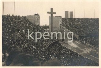 Aufnahme von Zuschauerrängen im Olympiastadion Berlin, Maße 7 x 10 cm