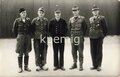 Aufnahme von Kriegsgefangenen in Mulsanne mit den Auszeichnungen Nahkampfspange des Heeres, Eisernes Kreuz 1. Klasse und dem Blutorden, Maße 9 x 14 cm