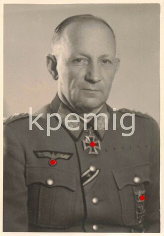Studioaufnahme von einem General des Heeres, Auszeichnungen Ritterkreuz des Eisernen Kreuzes, Wiederholungsspange des Eisernen Kreuzes 1. Klasse, Maße 7 x 10 cm
