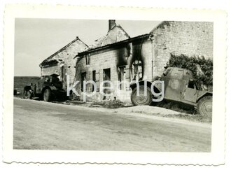 Aufnahme zweier ausgebrannter englischer Humber Spähwagen, Maße 7  x 10 cm