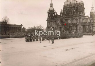 Aufnahme einer Paradeaufstellung vor dem Berliner Dom...