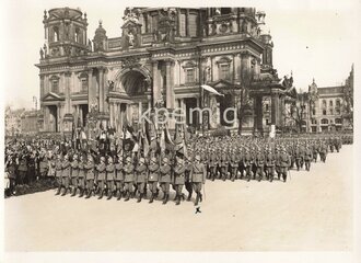 Aufnahme einer Fahnenkompanie vor dem Berliner Dom 1933, Maße 12  x 17 cm