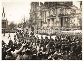 Aufnahme einer Fahnenkompanie vor dem Berliner Dom 1933,...