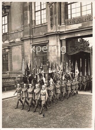 Aufnahme einer Fahnekompanie vor dem Berliner Schloss 1933, Maße 12  x 17 cm