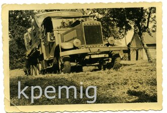 Aufnahme eines Wehrmacht LKW der Firma Krupp in Hiermont,...