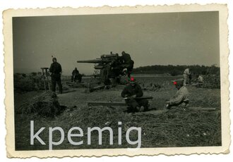 Aufnahme von Angehörigen der Luftwaffe an einer 8,8 cm Flak in Samer (Frankreich), Maße 6  x 9 cm