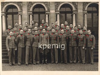 Gruppenaufnahme von Angehörigen der Waffen SS Division Totenkopf, rückseitig mit Autogrammen versehen, Maße 13  x 17 cm