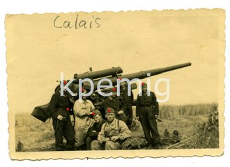 Aufnahme von Angehörigen der Luftwaffe vor einer 8,8 cm Flak bei Calais, Maße 6  x 9 cm