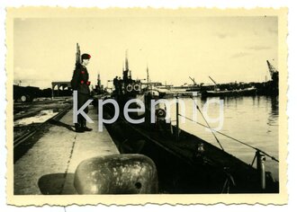 Angehöriger des Heeres beim besichtigen eines U-Boot,...