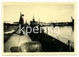 Angehöriger des Heeres beim besichtigen eines U-Boot, Maße 6  x 8 cm