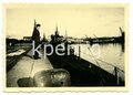 Angehöriger des Heeres beim besichtigen eines U-Boot, Maße 6  x 8 cm