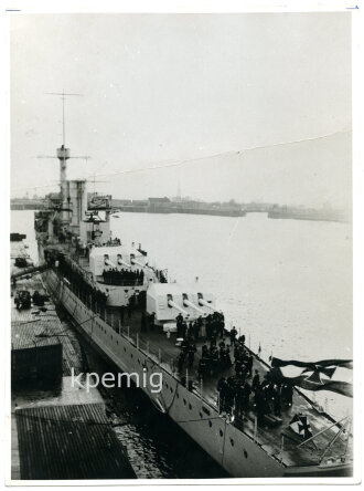 2 Aufnahmen des leichten Kreuzers Köln, einmal beim...