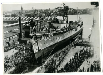 2 Aufnahmen des leichten Kreuzers Köln, einmal beim Stapellauf, einmal im Hafen, mittig geknickt, Maße 18 x 24 cm, Nachkriegsabzüge ?