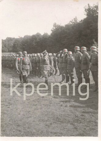 Aufnahme von Offizieren des Heeres beim Abschreiten einer Parade, Maße 6 x 8 cm