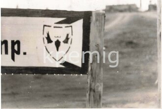 3 Aufnahmen von einem Schilderbaum der Wehrmacht,...