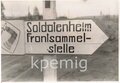 3 Aufnahmen von einem Schilderbaum der Wehrmacht, Maße 7 x 9 cm