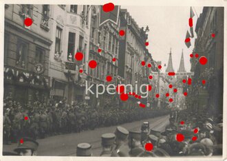 Aufnahme von SA Männern in den Straßen von Köln zum Empfang von Adolf Hitler, Maße 6 x 8 cm