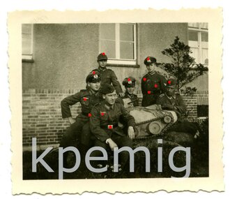 Aufnahme von Angehörigen des Heeres mit einem Panzermodell, Maße 5  x 6 cm